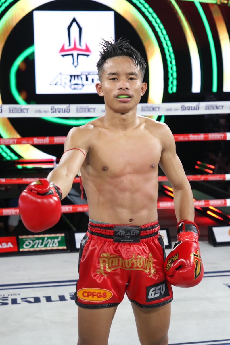 เพชรอาวุธ ศิษย์จ่ากุ้ง ฟอร์มเดือด! น็อกยก 3 ลุมพินี