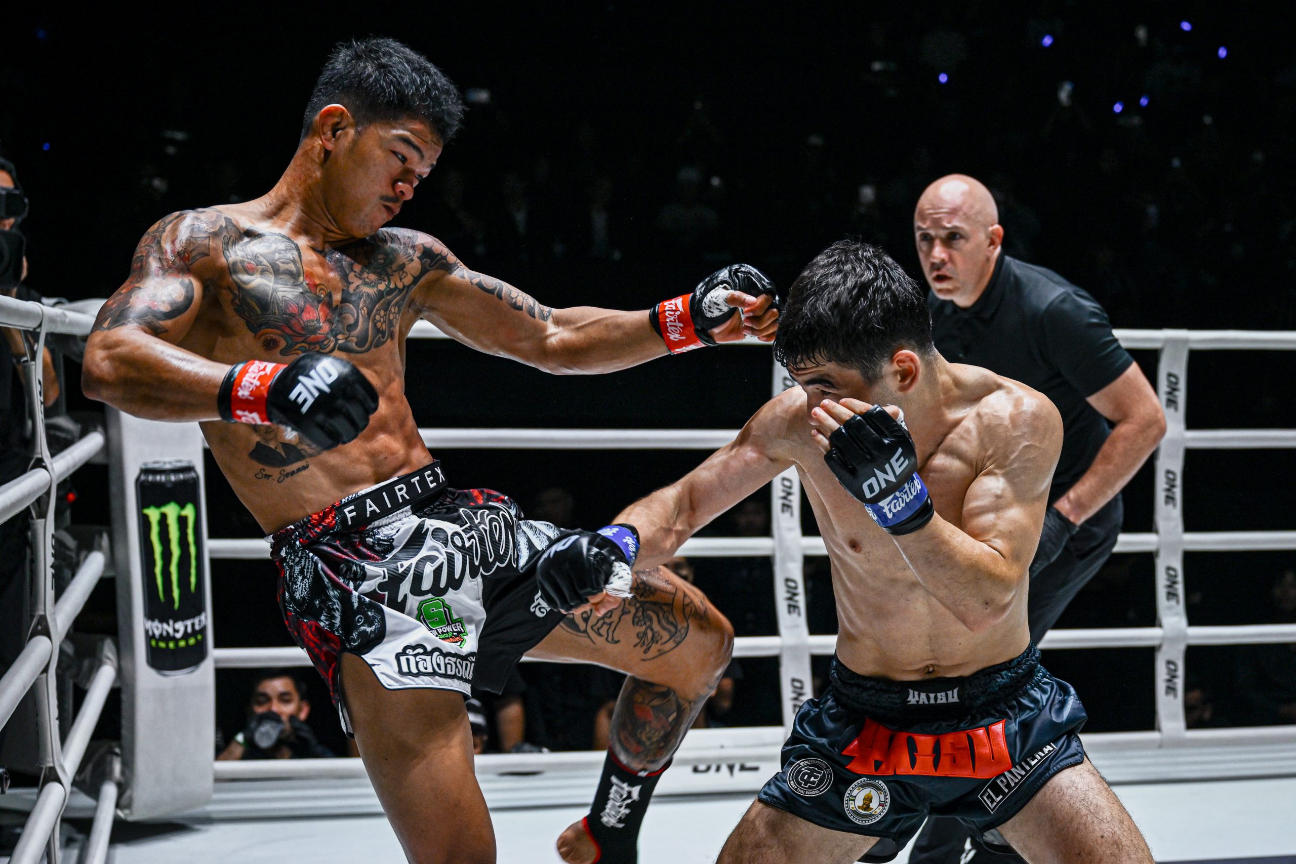 ก้องฟ้า พี.เค.แสนชัย ป้องกันแชมป์ซูเปอร์เฟเธอร์เวตสำเร็จ