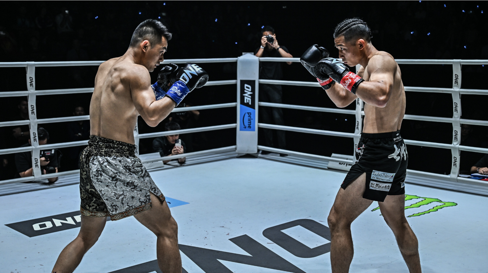 ฮิโรกิ อากิโมโตะ ชนะคะแนนเอกฉันท์ เว่ย